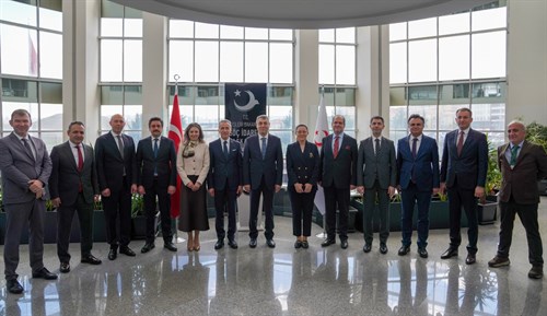 Der Gouverneur von Mersin Atilla Toros stattete dem Präsidenten der Migrationsverwaltung Hüseyin Kök einen Höflichkeitsbesuch ab